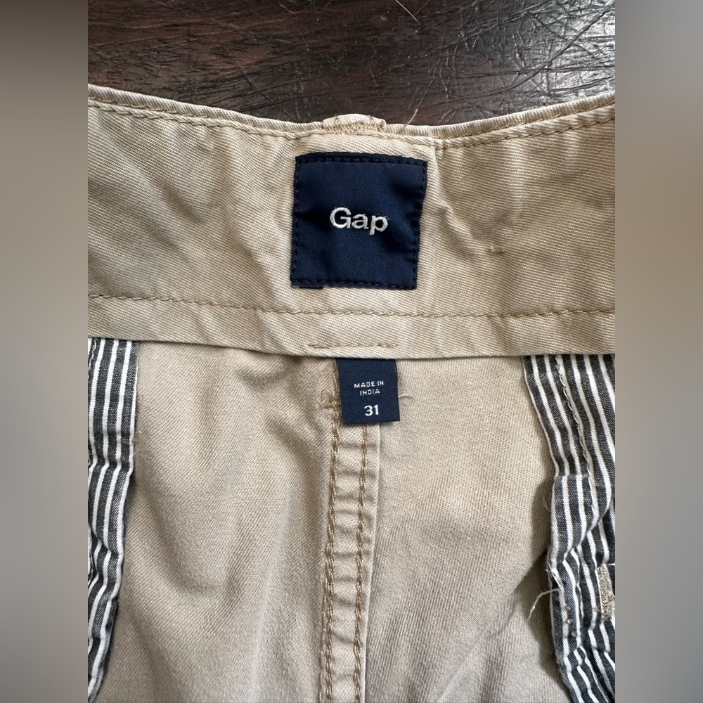 Gap Raw Edge Khaki Shorts - Picture 4 of 6
